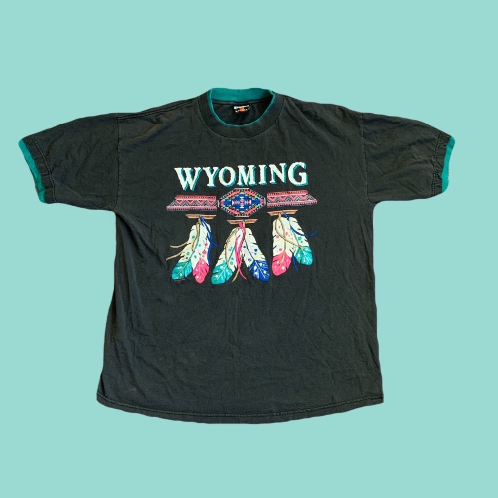 ☁️🪶Vintage Graphic T-Shirt Wyoming with Feathers🪶☁️ Boho / Indie Style